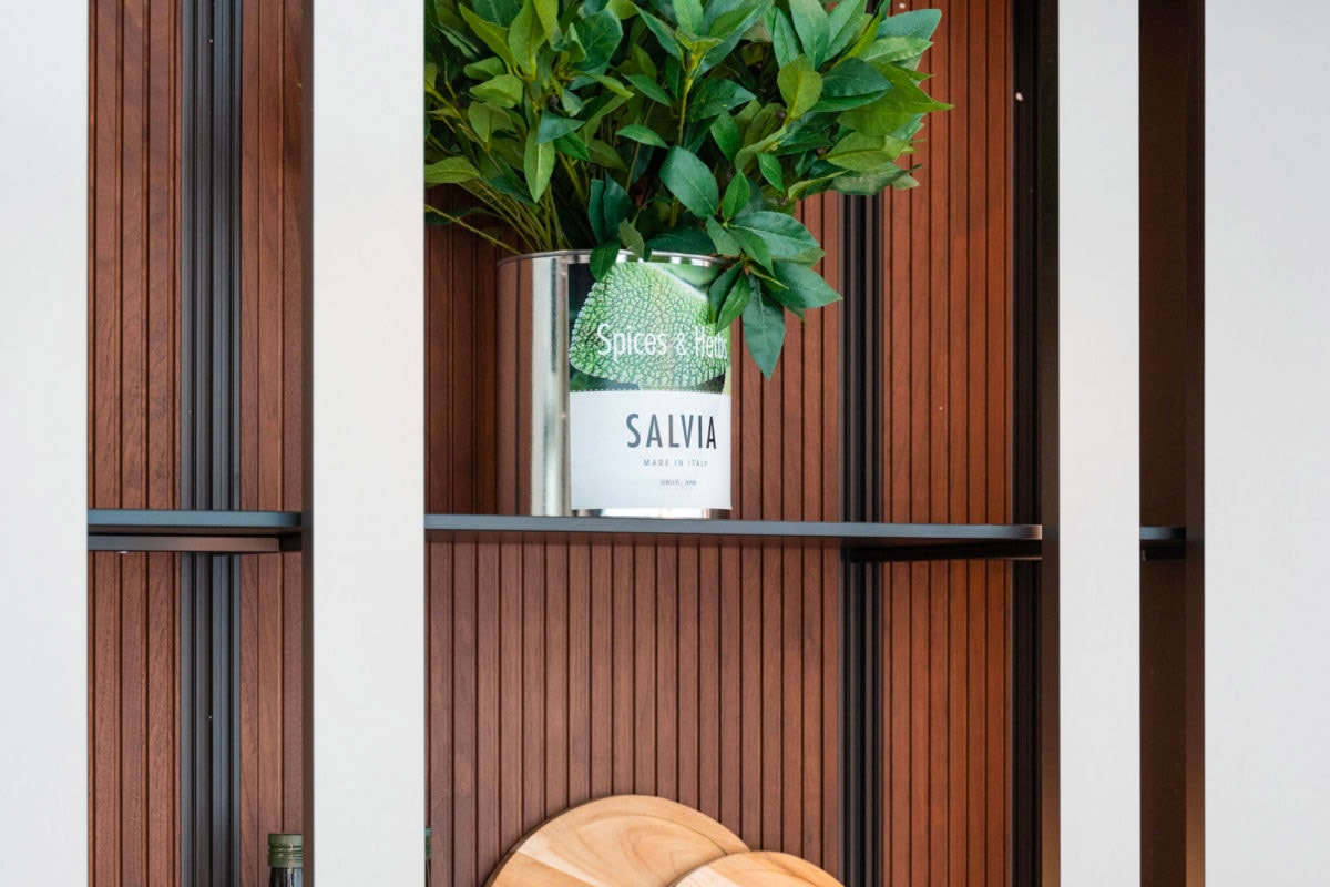 Cucina con isola e colonne - immagine 5